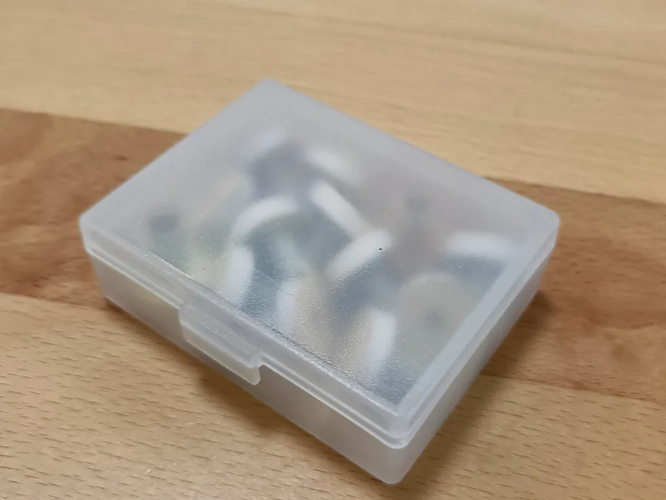フタを閉じた、半透明の小さなケース