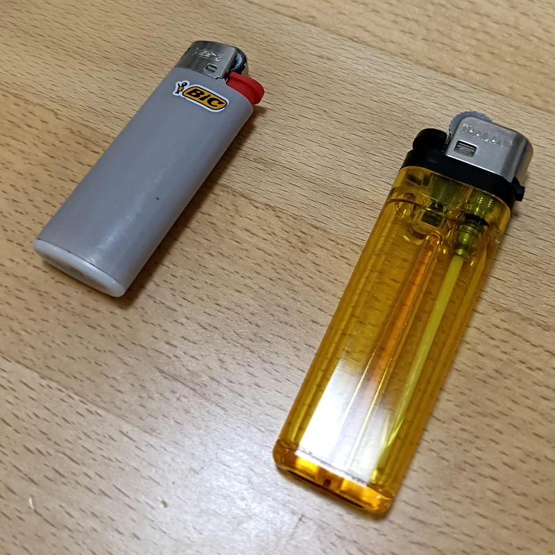 左がビックライター、右がよく見かける透明なライター