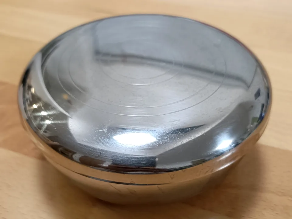 フタを閉じた、金属のケース