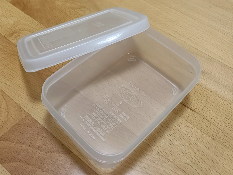 お灸の保管に使っている、透明でフタ付きの食品用タッパー